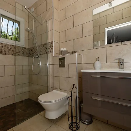 Le Clos Magedon לינה וארוחת בוקר 3*